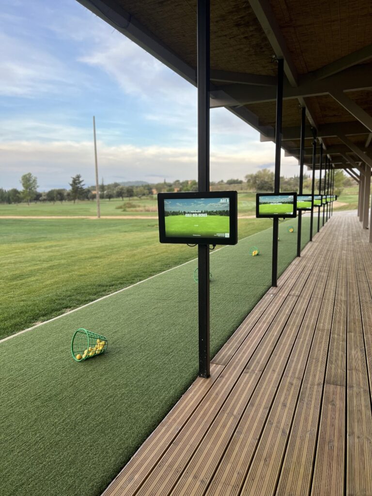 Practice Trackman au Golf des Ocres, 15 baies, Luberon, Vaucluse